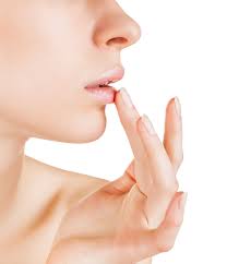 astuces remèdes naturels contre lèvres gercées lèvres sèches comment soigner traiter avec huile essentielle